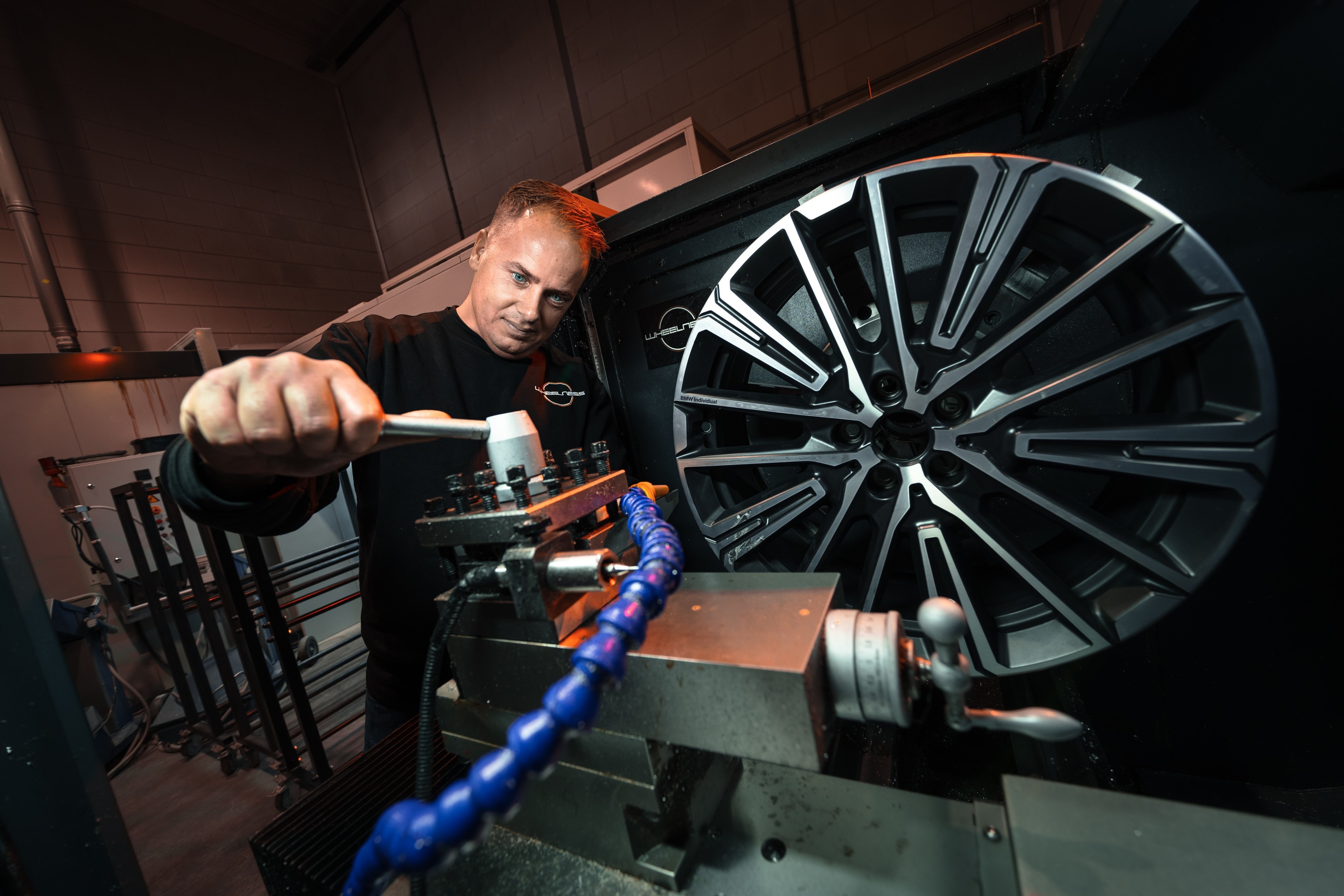 Koen draait een velg af op de CNC-draaibank
