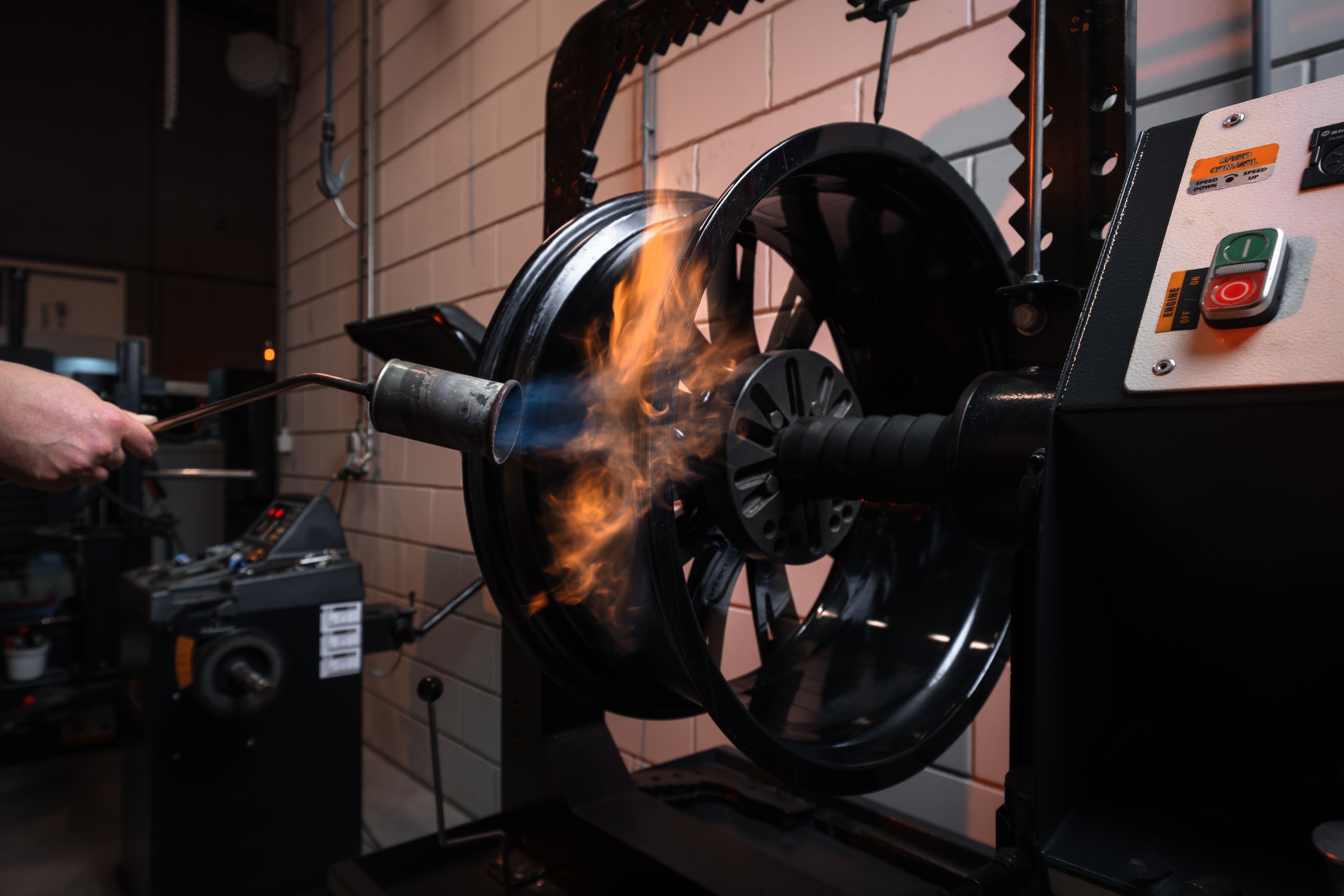 Velg wordt met een brander verwarmd op de richtbank